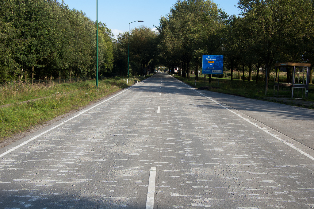 20110913-164256.jpg - Brokstukken uit de vorige foto's werden opgeschept door een standaard graafwerktuig, maar dat kan niet zonder het beton eerst te breken. De witte strepen zijn de plaatsen waar er gebeukt is.  week 201136 