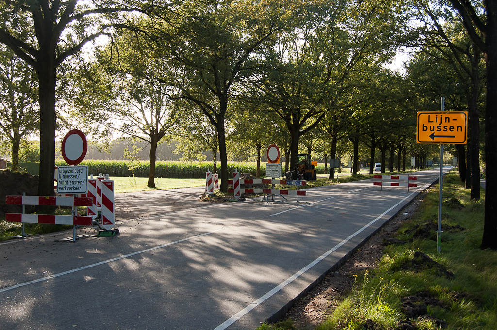 20110913-165059.jpg - Einde van het werkvak fase 1 in Duizel met omleiding voor geselecteerd verkeer over de parallelweg en verderop over het tijdelijk verbrede fietspad.