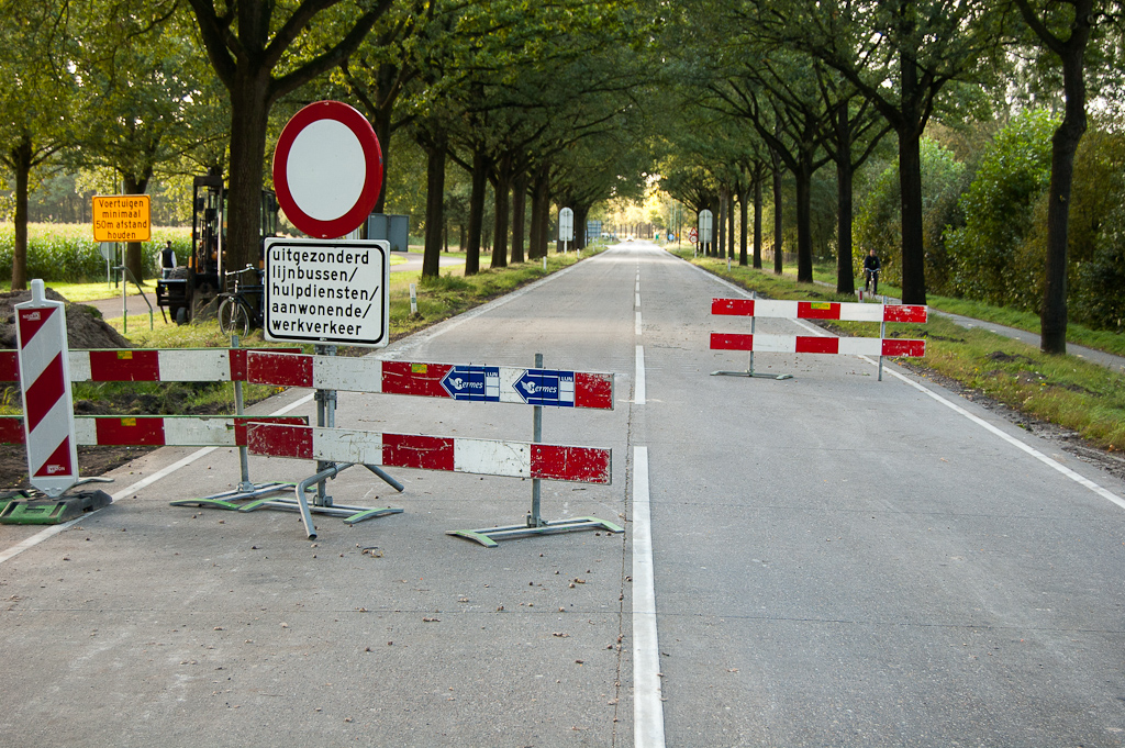 20110913-165150.jpg - Fietspad aan de andere zijde is tijdelijk gemarkeerd voor twee richtingen, maar doet ook dienst als ontsluiting van de aanliggende percelen voor gemotoriseerd verkeer.