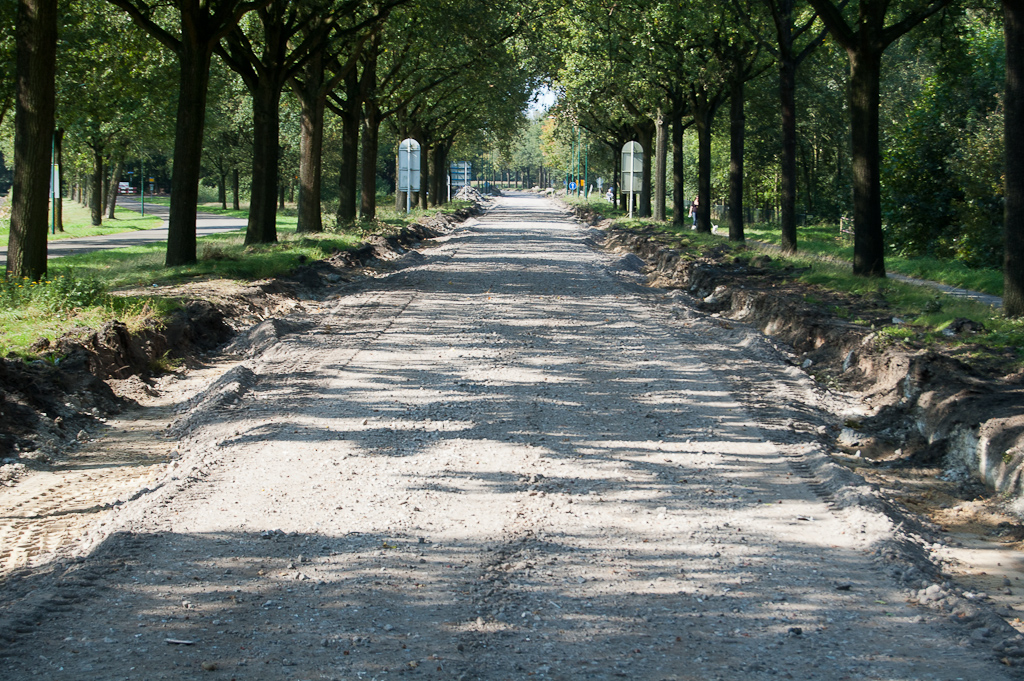 20110925-132324.jpg - Zonder het hele werkvak bekeken te hebben lijkt het er dus op dat al het beton tussen Hapert en Duizel is verdwenen. Hier nog duidelijker dat de nieuwe rijbaan (Vmax 60) aanzienlijk smaller wordt. Of zien we het allemaal te somber en is deze puinverharding nog slechts in een voorlopige vorm neergelegd voor het werkverkeer?  week 20110913 