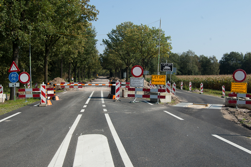 20110925-135345.jpg - Einde provinciaal deel N284 met de overgang naar het naar de gemeente Eersel overgedragen wegvak Hapert-Eersel. Zoals eerder gezegd blijft het hier niet bij overlagen.  week 201137 