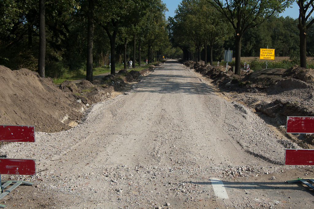 20110925-135503.jpg - Betonnen rijbaan geheel verwijderd, en cunet gevuld met puinfundering, maar niet over de gehele breedte. Het zal dus niet enkel bij een optische rijbaanversmalling blijven.  week 201137 