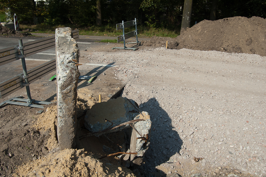 20110925-135601.jpg - Hellinkje in de puinfundering zodat het mooi aansluit op de rijbaan voor gebruik door werkverkeer. Van een restant betonnen rijbaan lijkt een monumentje te zijn opgericht.