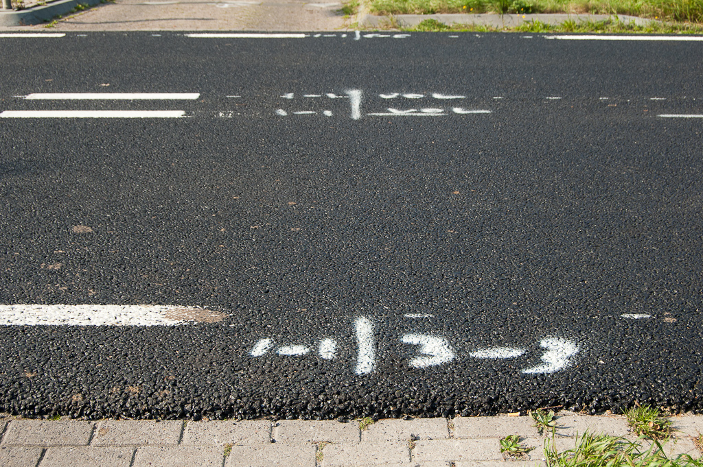 20110925-145052.jpg - Hier geen ophoging van de zijstraat, zodat je een hobbeltje moet nemen bij het kruisen van de N284. Werkmarkering nog aanwezig, zodat je kunt zien dat de kantmarkeringen wijzigen van 3-3 naar 1-1 (1 meter lange strepen met 1 meter tussenruimte) in de kruising.