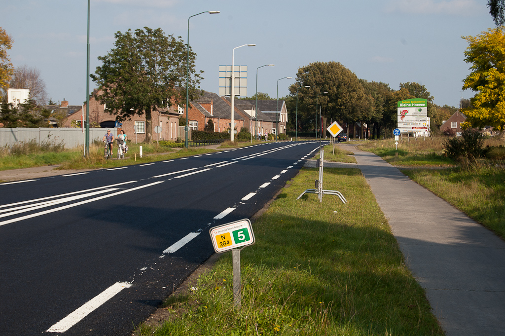 20110925-152811.jpg - De N284 direct aan de oostzijde van de rotonde met de N269 in Reusel. Vorige week zagen we hier nog afgefreesd asfalt.  week 201137 