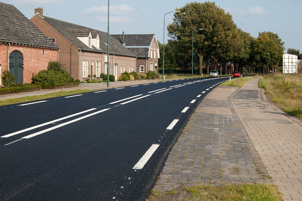 20110925-153018.jpg - Hier lag de overgang naar de betonnen rijbaan. Er is dus in 1 keer overlaagd over het asfalt dat direct aan de rotonde grenst, en het beton. De oude overgang is daardoor onzichtbaar geworden.  week 201137 