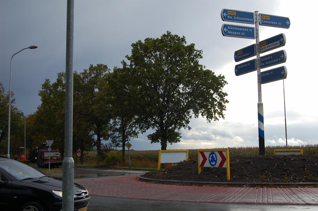 20081016-144502.jpg - Eerste rotonde in de N853 gelegen in de kom Schoonebeek. Het is het belangrijkste verkeersknooppunt in het dorp met uitvalswegen naar Coevorden via de N863 en uiteraard de N853 naar de A37.