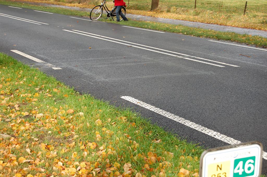 20081016-144851.jpg - We verlaten het gemeentelijk beheerde deel en gaan verder in de richting Emmen, zodat de DV markering weer duidelijk maakt dat we op een provinciaal beheerd wegvak zijn terechtgekomen. Detectielussen trekken de aandacht. Is dit een permanente verkeerstelling? Een andere functie kunnen we ons, gezien de afwezigheid van verkeerslichten en matrixborden, niet voorstellen.