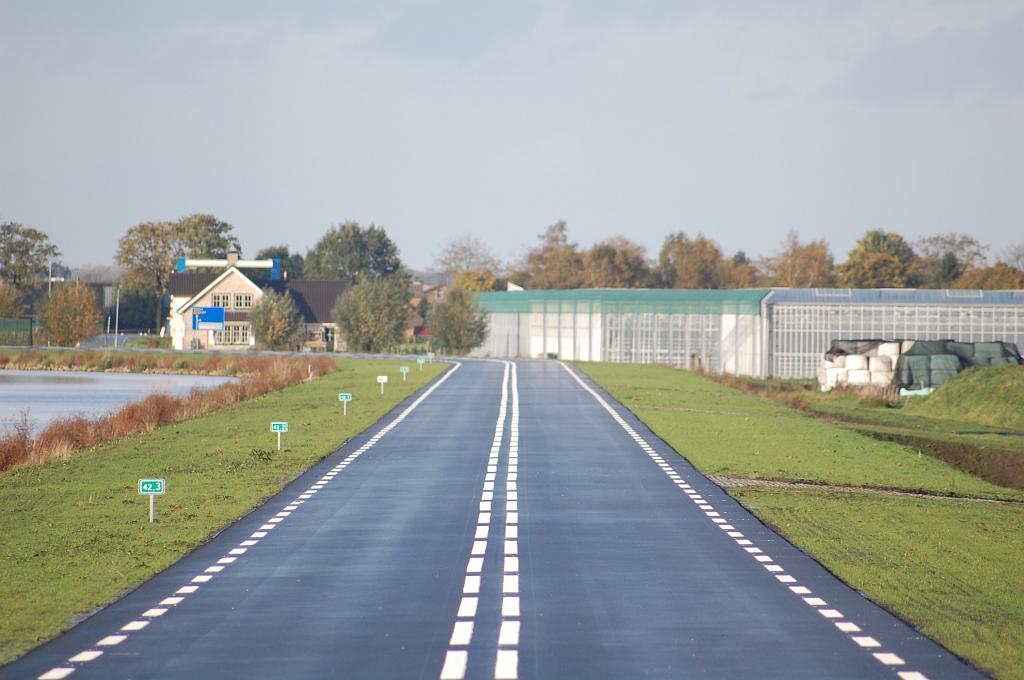 20081016-163752.jpg - Kaarsrecht wegvak tussen km 42,4 en 41,7. Aan snelheidsremmers is gedacht, in de vorm van aansluitingen voor het landbouwverkeer.