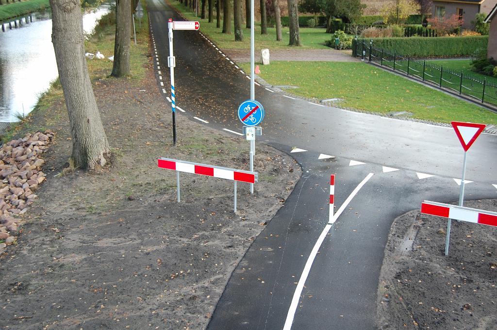 20081016-164518.jpg - Was het voorheen nog mogelijk vanuit Zandpol langs het Stieltjeskanaal te rijden en hier uit te komen op de weg langs het Dommerskanaal richting Amsterdamse Veld, nu is die route nog slechts voorbehouden aan de fietsers. Automobilisten moeten nu omrijden via de oude N853 naar de rotonde met de nieuwe N853 en daar de parallelweg nemen (zie enkele foto's eerder) die weer op dit punt uitkomt.