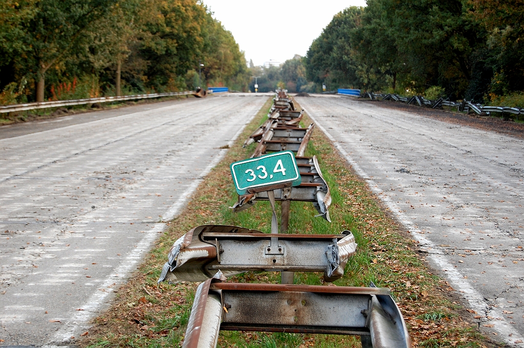 20081013-173410.jpg - 13 oktober 2008 - Het oudste autosnelwegtrace in Eindhoven wordt gesloopt. Het Rijksweg 63 wegvak tussen Rand- en ringweg heeft er vanaf de openstelling in 1961 in originele staat bijgelegen.