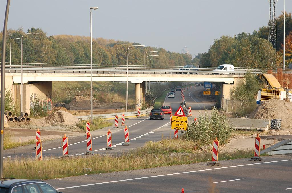 20081011-171328.jpg - De uitvoeger gaat onder het viaduct Sierman in de A2 door. Dat werd in 1968 gebouwd om de eveneens nieuwe "Poot van Metz" aan te sluiten op de bestaande rijksweg Tilburg-Eindhoven.
