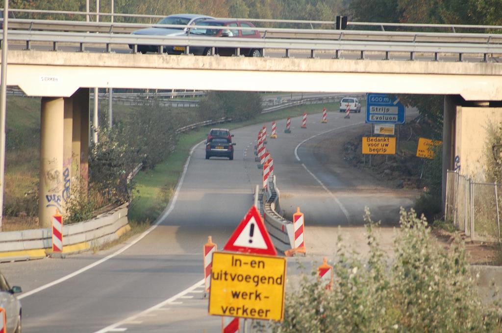 20081011-171338.jpg - Kleurverschil in het wegdek verraadt het originele betonplatenwegdek van de rijksweg 63, wegvak Oirschot-Eindhoven, opengesteld op 29 augustus 1961.
