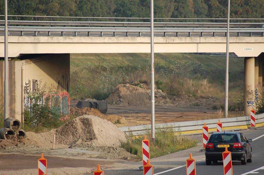 20081011-171357.jpg - Tot ergens in de jaren 80 van de vorige eeuw lag onder de andere moot van het viaduct ook nog de originele betonplatenrijbaan. Het A2 verkeer voegde daarvoor nog in op het verkeer vanuit Eindhoven in de richting Tilburg.