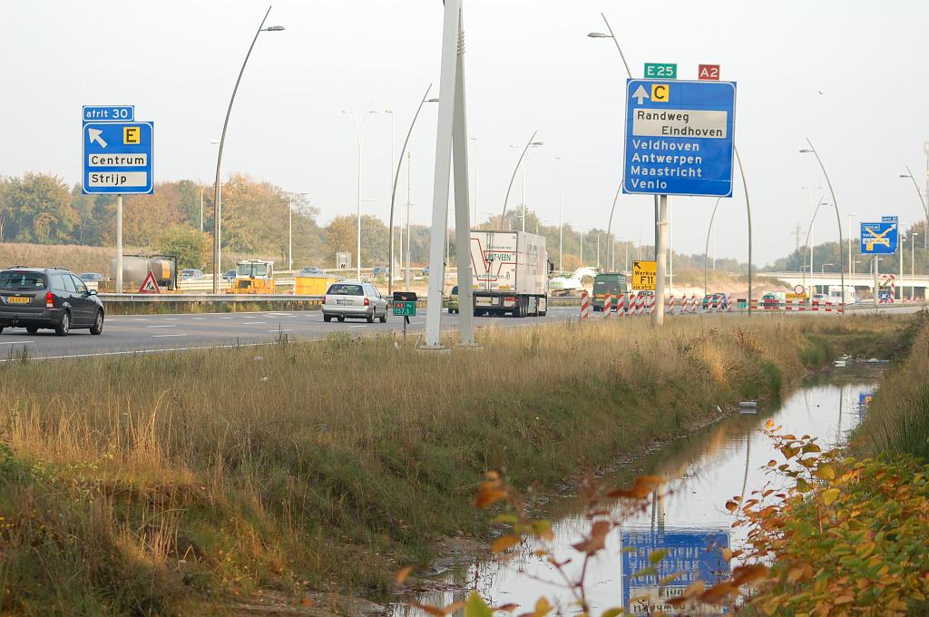 20081011-172338.jpg - Ook tijdens de verbouwing van de A2 rond Eindhoven is de linkse uitvoeger twee jaar lang gehandhaafd. Hij is diverse malen verlegd, en zijn laatste stuiptrekking was een aftakking van de nieuwe parallelbaan, waar tijdelijk al het A2 verkeer overheen gaat.