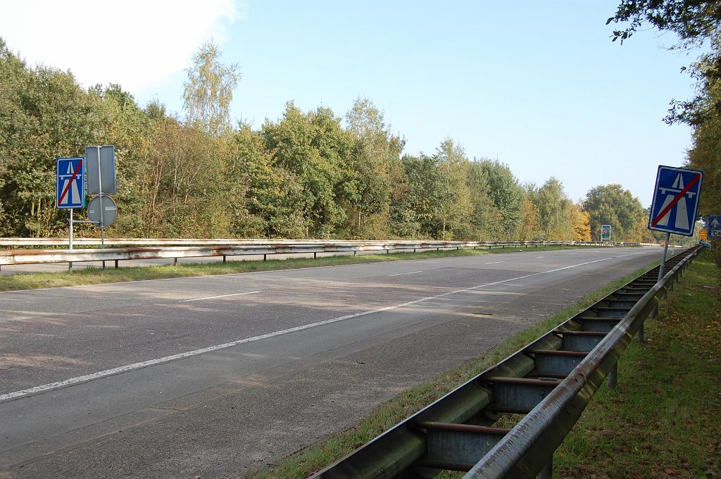20081012-152328.jpg - Rijksgrens valt nagenoeg samen met het einde van het autosnelweg gedeelte. Het wegprofiel blijft echter ongewijzigd tot aan het einde van de zijtak, zo'n 1,3 km verderop.