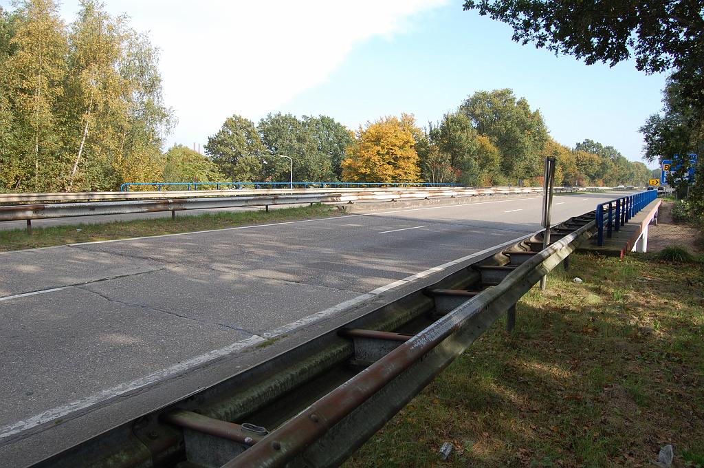 20081012-152848.jpg - Eerste kunstwerk, het viaduct over de Elburglaan. Zoals bij de andere kunstwerken lopen de betonplaten niet door tot aan de voegovergangen, maar bevindt zich er een strook "buffer" asfalt tussen.