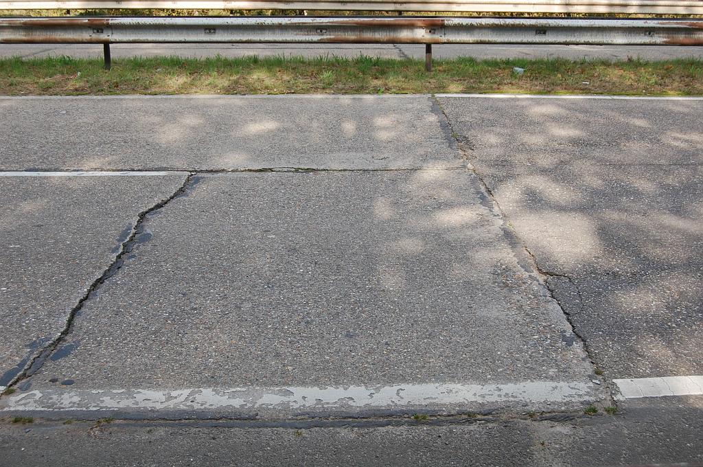 20081012-152914.jpg - Over het algemeen komt in de buurt van de overgangen tussen beton en asfalt de grootste schade aan het wegdek voor.