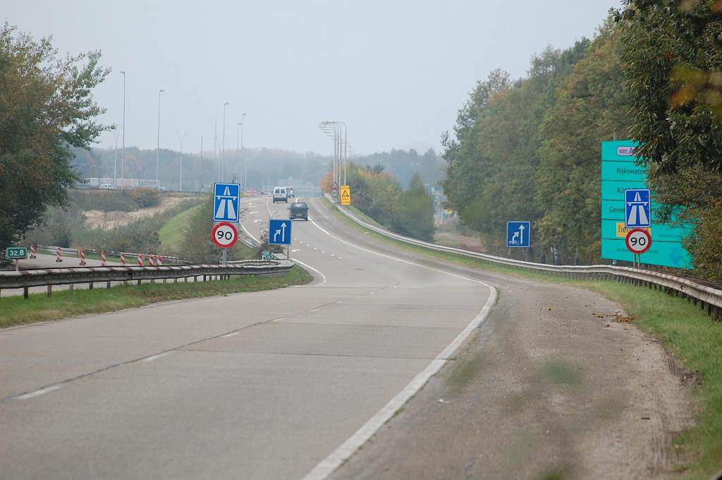 20081012-154520.jpg - Op de rijksgrens het begin van het laatste grote werk aan de zijtak, het verleggen van de noordelijke rijbaan zodat de A2 erkend werd als de hoofdrichting en men vanuit Eindhoven erop moest gaan invoegen in plaats van andersom.