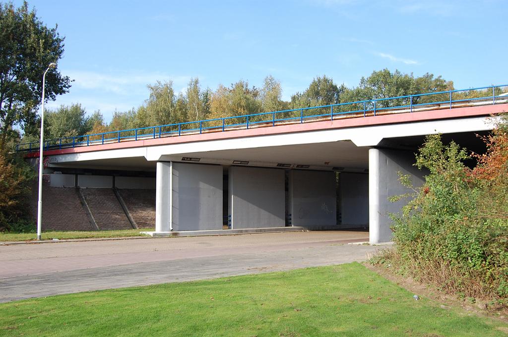 20081012-160249.jpg - Het viaduct over de Elburglaan is afwijkend van de andere. Geen ronde pilaren maar platte muren.