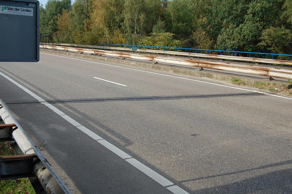 20081012-160527.jpg - Weer in goede staat verkerende voegovergangen en asfaltlagen op het viaduct Elburglaan, verder stadinwaarts.