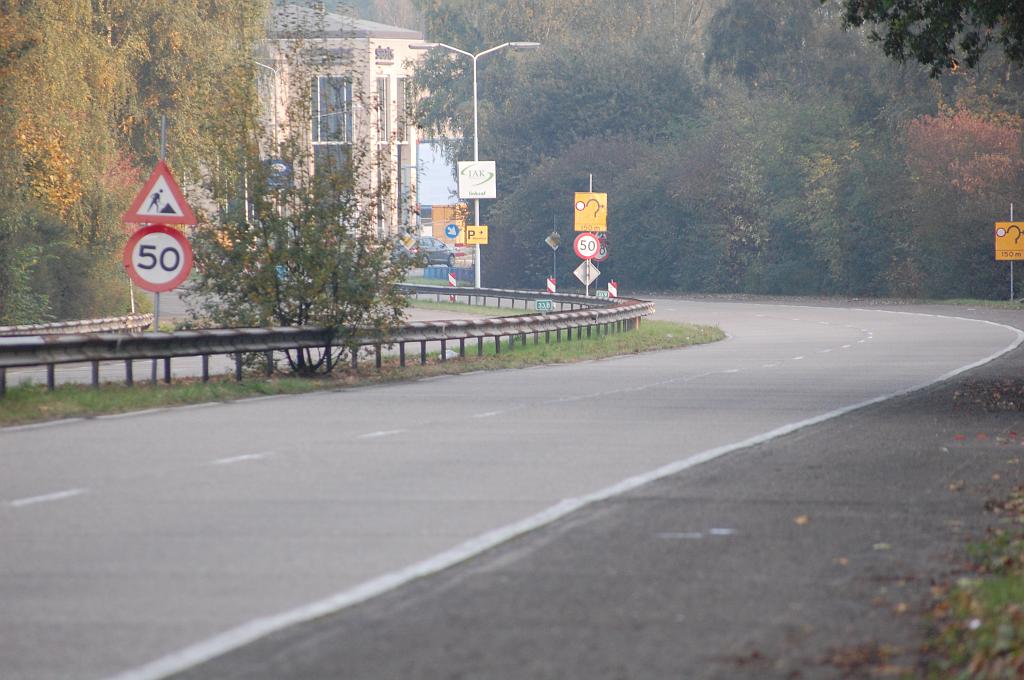 20081012-172712.jpg - Het gehele gedeelte tussen de kunstwerken is op hoogte gebleven, alvorens tot maaiveldhoogte te gaan dalen naar het einde van de zijtak op de ringweg Eindhoven.