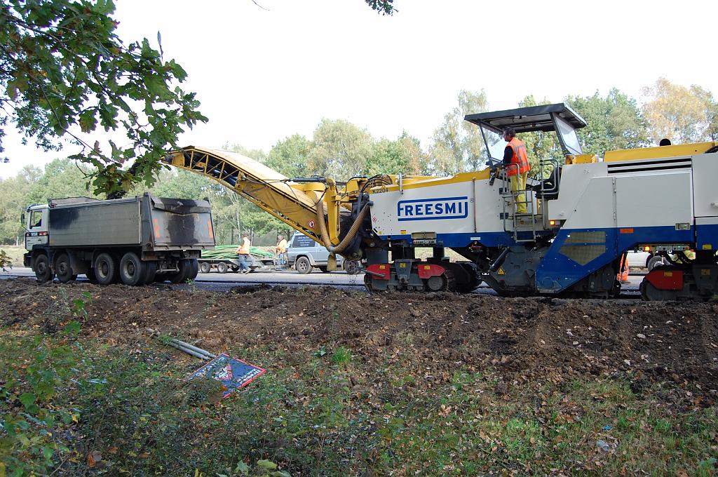 20081013-114642.jpg - Voor de asfalt wegvakken gebruikt men de bekende asfaltschrapers van de firma Freesmij, hier op de vluchtstrook van het rijksgedeelte.