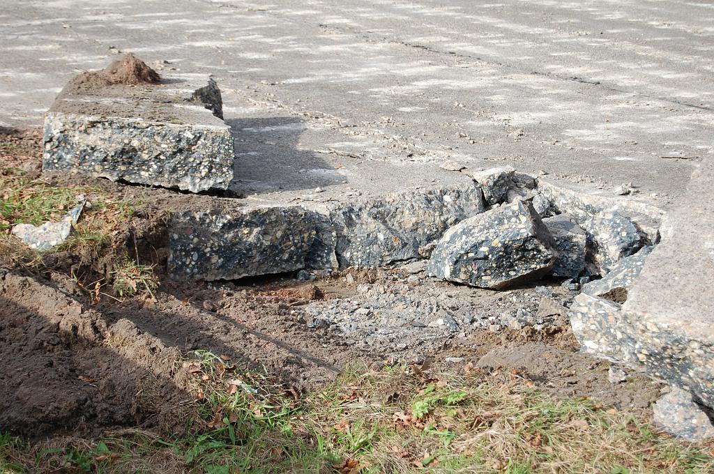 20081013-150515.jpg - Misschien asfalt met cement deklaag?