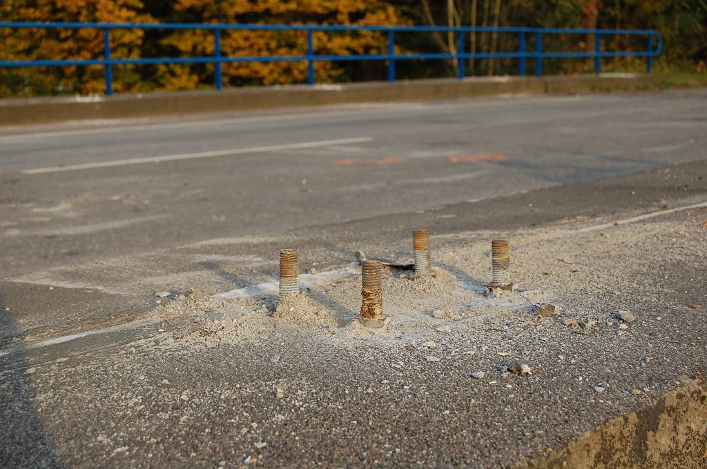 20081013-172703.jpg - Draadeinden voor geleiderailbevestiging ontdaan van cement. In het te downgraden wegprofiel is voor geleiderail vermoedelijk geen plek meer.