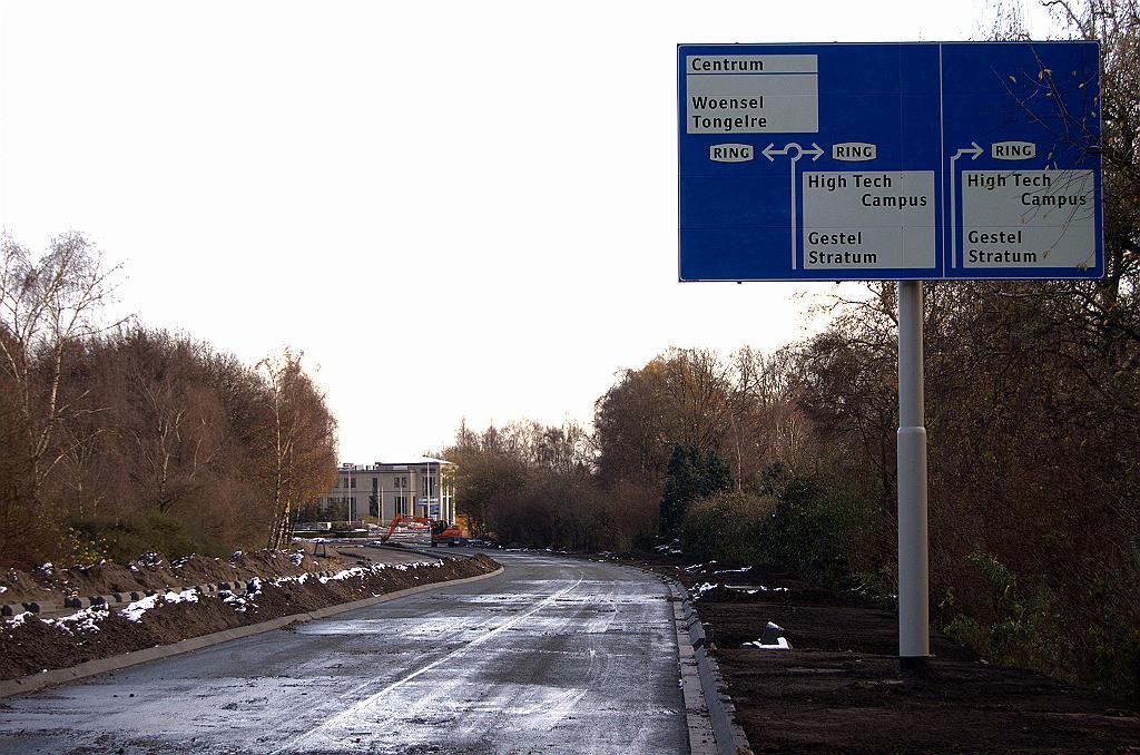 20081122-131714.jpg - De eerste nieuwe bewegwijzering. Het mastbord is niet alleen veel forser dan  het oude bermbord , het staat ook een stuk verder van de rotonde met de Ring weg. Dat zal te maken hebben met de verbouwing van de rotonde tot turbomodel, zodat men tijd genoeg heeft de juiste rijstrook te kiezen.