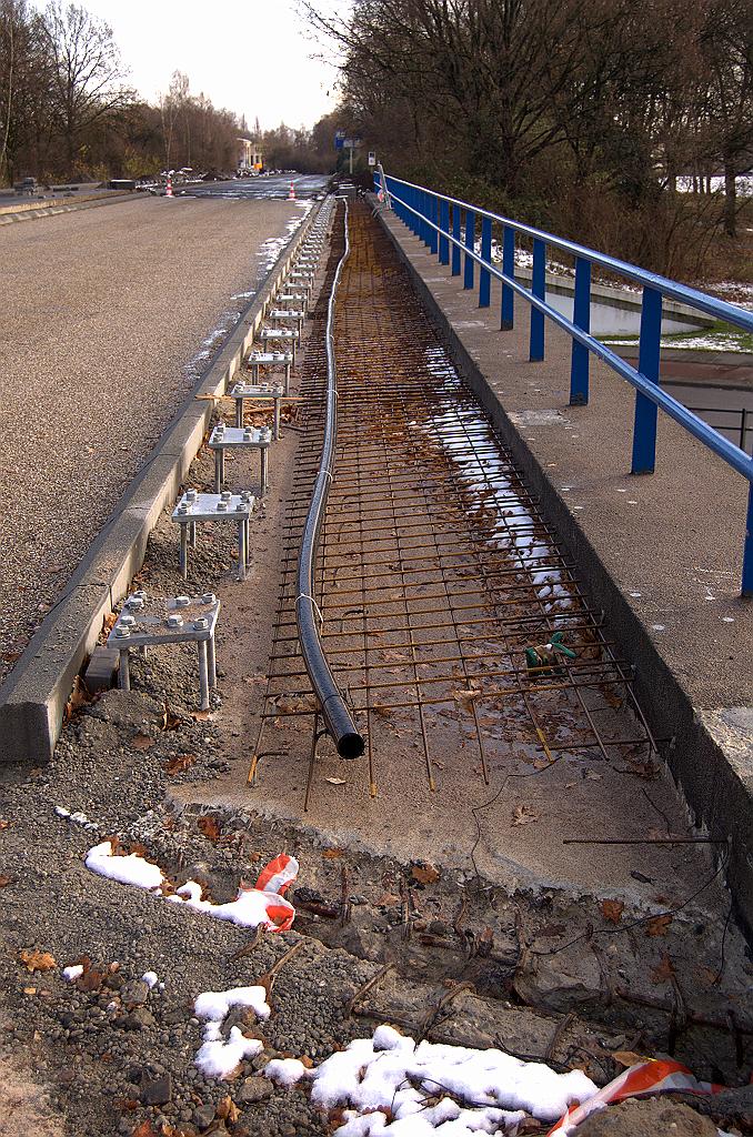 20081122-132506.jpg - Dezelfde opstelling als op het viaduct Elburglaan. Behalve dan dat hier het wapeningsnet op 7 rijen is afgeknipt, 1 minder dan bij de Elburglaan, zodat er wat open ruimte zit naast de geleiderailsokkels.