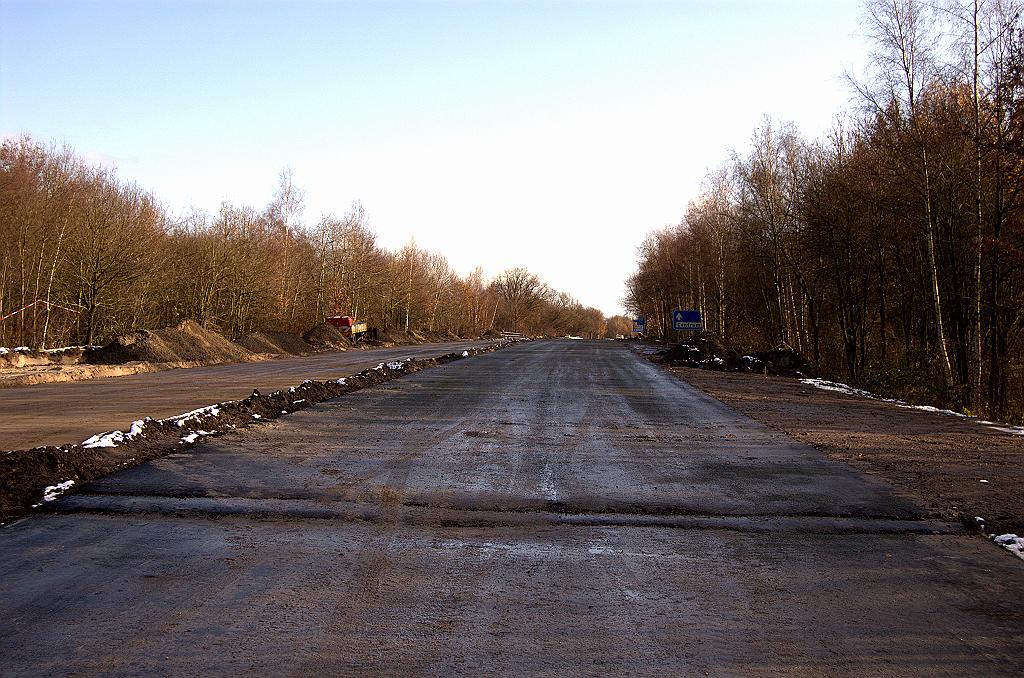 20081122-135235.jpg - En ook op het gemeentelijke gedeelte het eerste asfalt.