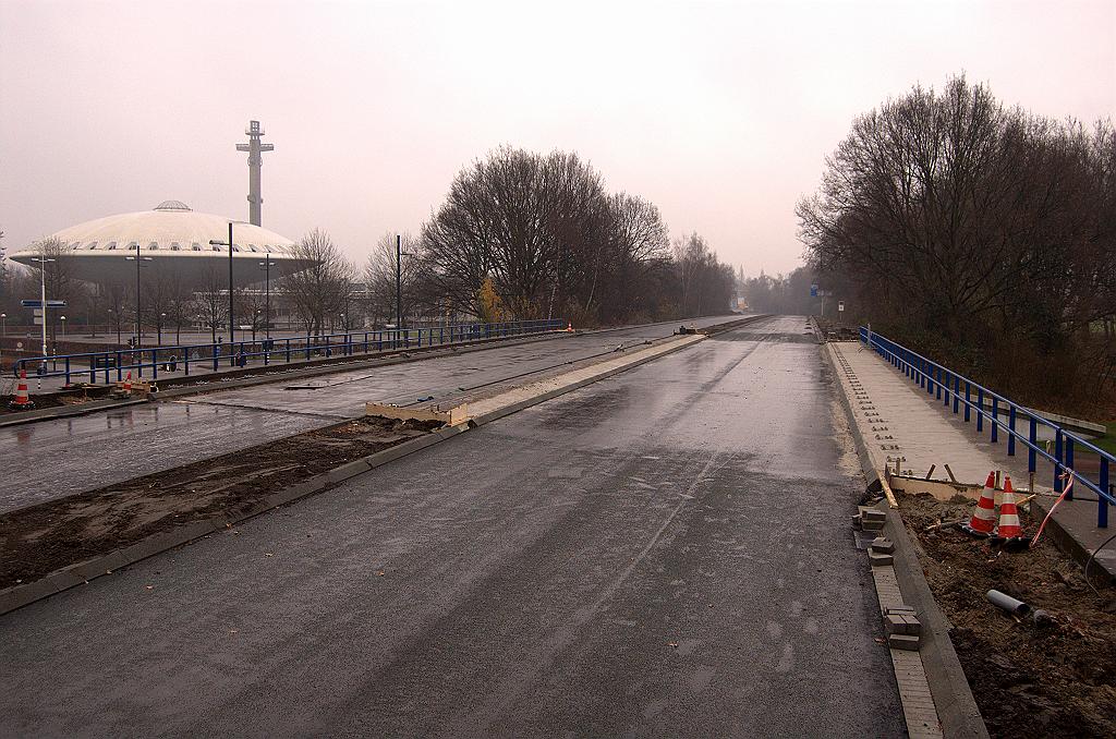 20081130-131442.jpg - Flinke progressie op het viaduct Noord-Brabantlaan met het asfalt en de verbrede stoepen.  week 200847 