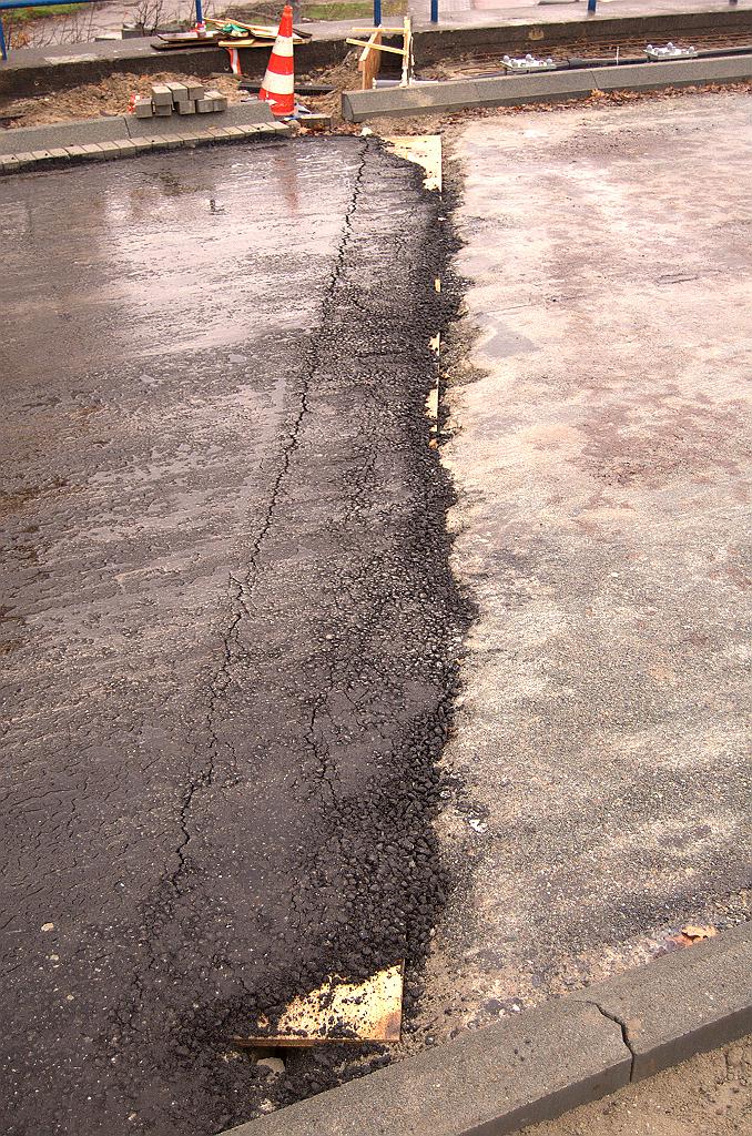 20081130-132146.jpg - Er zitten nu wel uitsparingen voor voegovergangen in de stoepen, maar hoe zit het met de rijbanen? In de noordelijke rijbaan is er over plankjes heen geasfalteerd, zo lijkt het, zodat het asfalt niet in de spleet tussen landhoofd en bovenbouw is gaan zitten. Of zoiets.