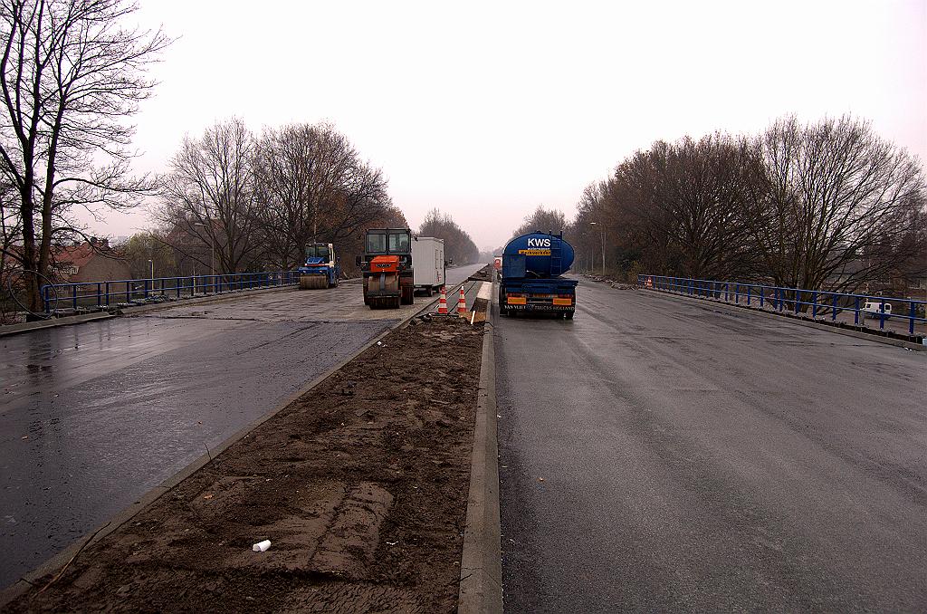 20081130-132748.jpg - Breed asfalt op het viaduct Halvemaanstraat, zodat de af- en toerit Evoluon erop passen.  week 200847 