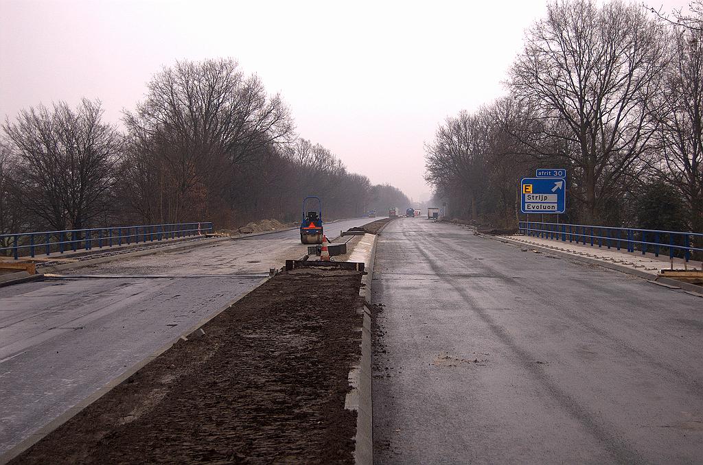 20081130-133648.jpg - Viaduct Elburglaan met asfalt en gedeeltelijk gestorte stoepverbredingen, maar daar gaan we bij het viaduct Noord-Brabantlaan wat beter naar kijken.  week 200847 