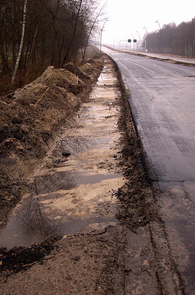 20081130-134420.jpg - Misschien voor bermverharding, deze ontgraven sleuf langs de zuidelijke rijbaan tot aan de rijksgrens.