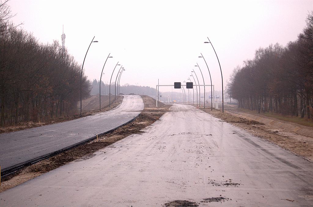 20081130-134517.jpg - De enigste aansluiting met signalering al op de toerit. Niet zo vreemd daar van een toerit eigenlijk geen sprake is: de twee rijstroken lopen samen met de twee vanuit de richting Veldhoven door tot aan kp. Batadorp.  week 200845 