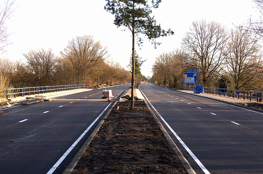 20081207-142535.jpg - Viaduct Elburglaan. Na 7 weken verbouwing staat de oude autosnelwegbewegwijzering er nog steeds, maar navraag bij de gemeente leert dat die wel degelijk vervangen wordt. Nog 1 week de tijd.