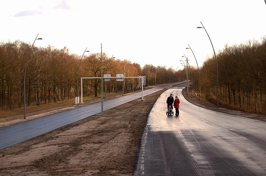 20081207-151125.jpg - Stadsentree komende vanaf het nieuwe viaduct in de aansluiting Strijp. Lichtmasten geplaatst tot aan de rijksgrens, en verder.  week 200848 