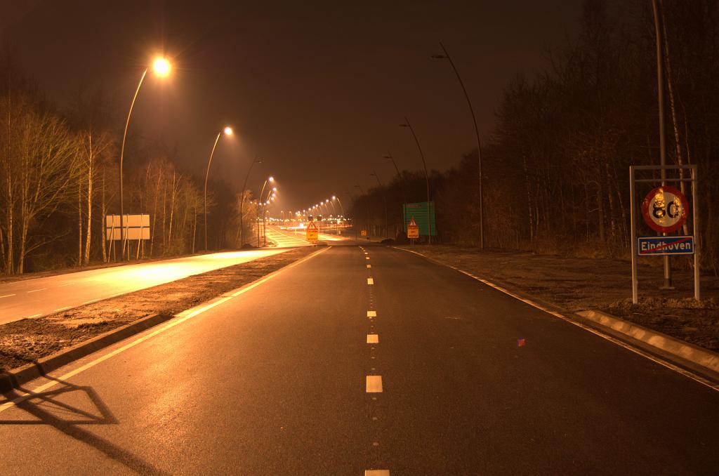 20081211-213905.jpg - Asmarkering, met de overgang van stadse korte streepjes naar autoweg-model langere, is staduitwaarts al aanwezig, alhoewel de opening van die richting is uitgesteld.