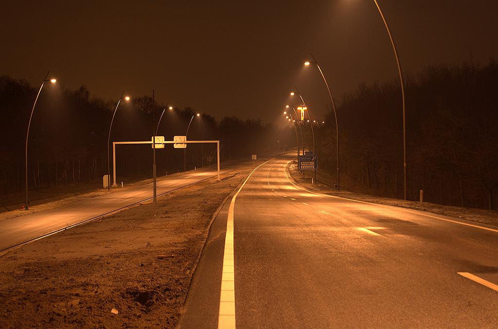 20081211-220031.jpg - Het oude bewegwijzeringsbord, model autosnelweg, was tijdens de bouw van deze afdaler verwijderd, maar is nu weer teruggeplaatst.  week 200849 