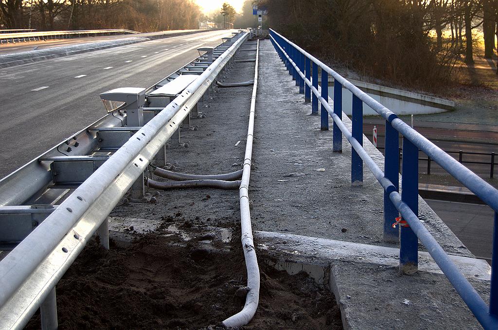 20081213-094427.jpg - Het verdient geen schoonheidsprijs, deze soort van stofzuigerslangen waar de bedrading naar de verlichting doorheen loopt. Gelukkig zijn ze niet zichtbaar vanaf de rijbaan.  week 200849 