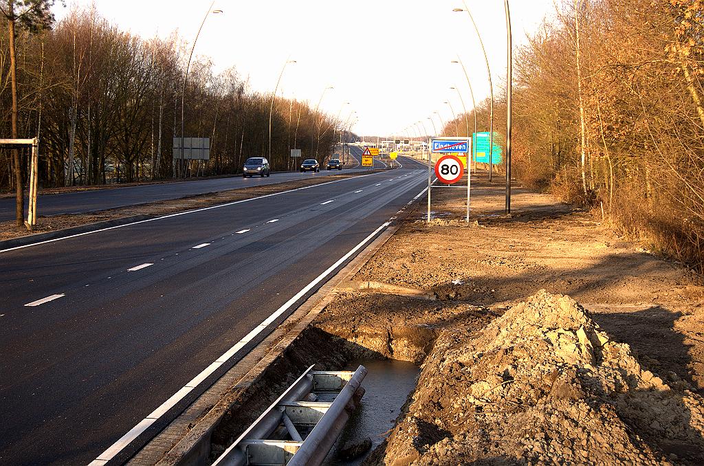 20081213-101439.jpg - Ook staduitwaarts is het bord  hersteld . Geleiderail verankerd in bevroren grondwater.