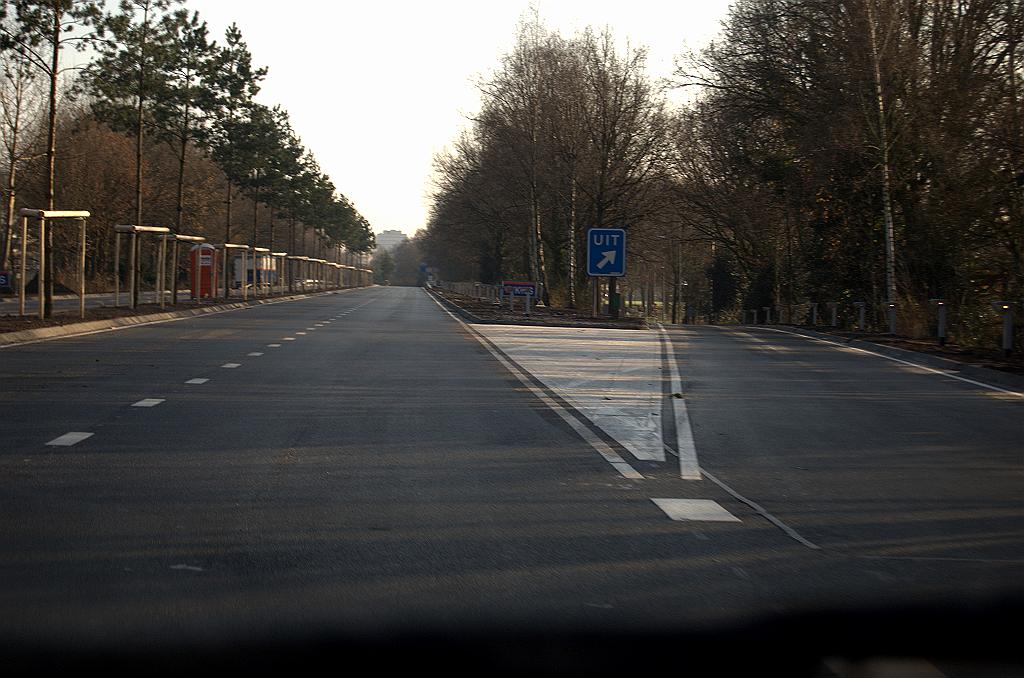 20081213-124439.jpg - Ook hier zou het grote UIT-bord en de kaarsrechte weg rechtdoor de bestuurder op "verkeerde" gedachten kunnen brengen.