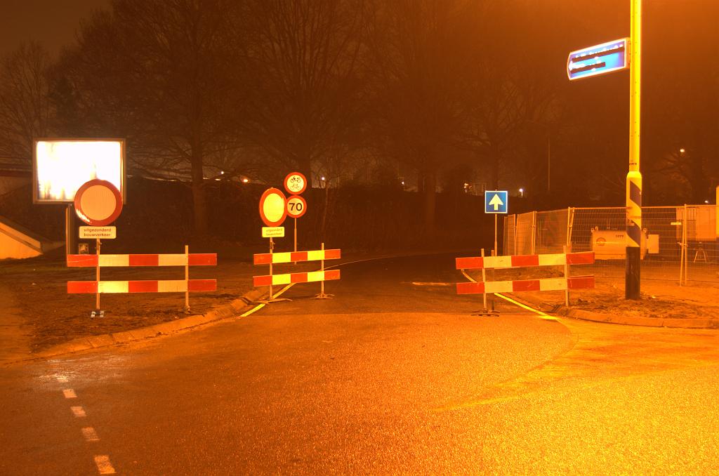 20081218-220745.jpg - Begin toerit vanaf de Noord-Brabantlaan. De verkeersborden bestuderend is het toegestaan per tractor de Tilburgseweg op te rijden. Het is echter niet mogelijk de weg te verlaten voor het bereiken van de N2 en A2.  week 200845 