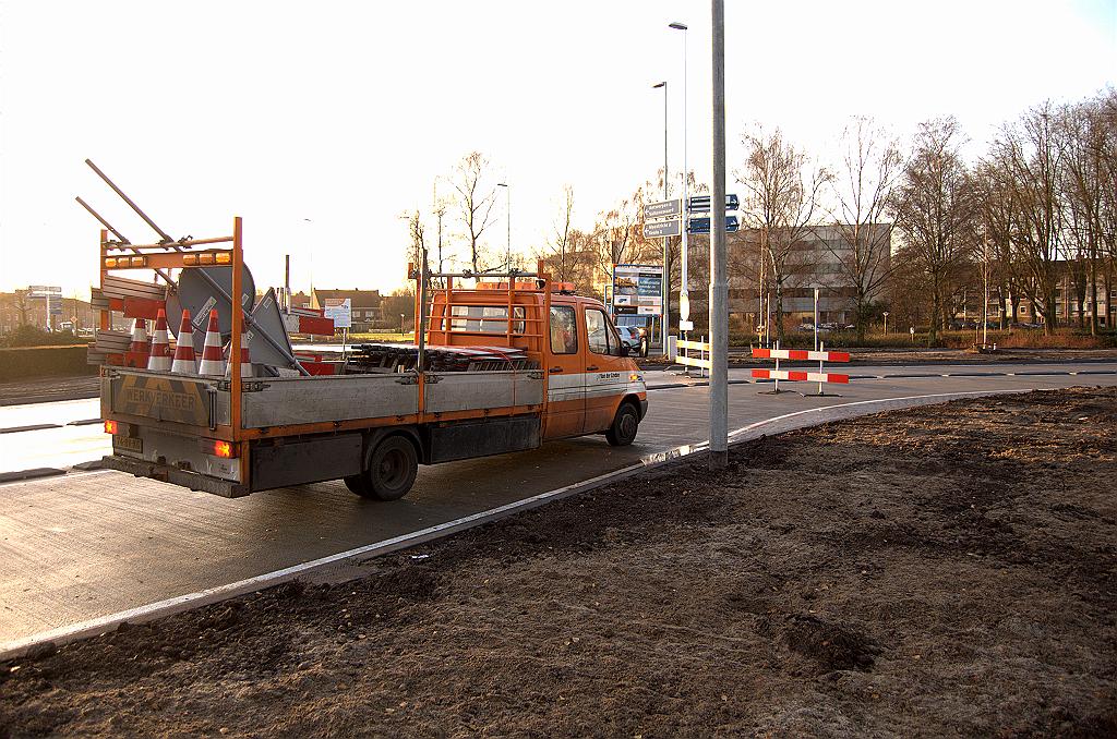 20081219-093330.jpg - Om drie minuten over half tien komt een voertuig van de firma van der Linden Verkeerstechniek aanrijden.