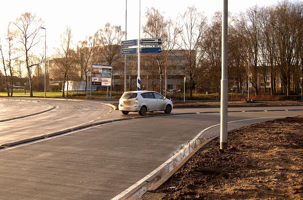 20081219-100304.jpg - ..maar na een minuutje ofzo rijden de eerste voertuigen via de Tilburgseweg de stad uit.