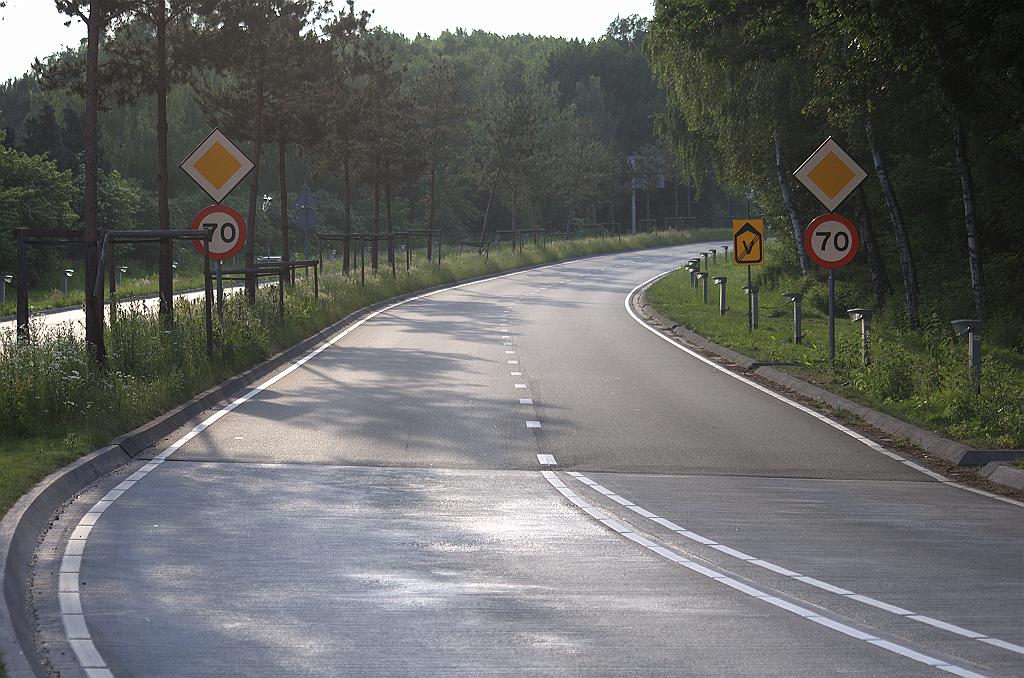 20100605-195828.bmp - ...maar daar zoeken we vergeefs naar. Met de borden die er nu staan zou je dus theoretisch per rijwiel de Tilburgseweg kunnen verkennen.