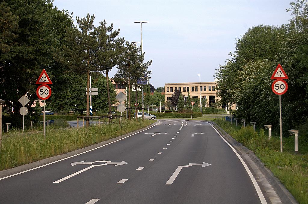 20100605-201020.bmp - Bij de rotonde zijn er nog een aantal lichtkabouters bijgeplaatst en over een zelfde lengte lichtmasten uit de middenberm verwijderd. Die overblijvende masten zijn bovendien vervangen door een model dat overeenkomt met wat er langs de vernieuwde rotonde is geplaatst.  week 200850 